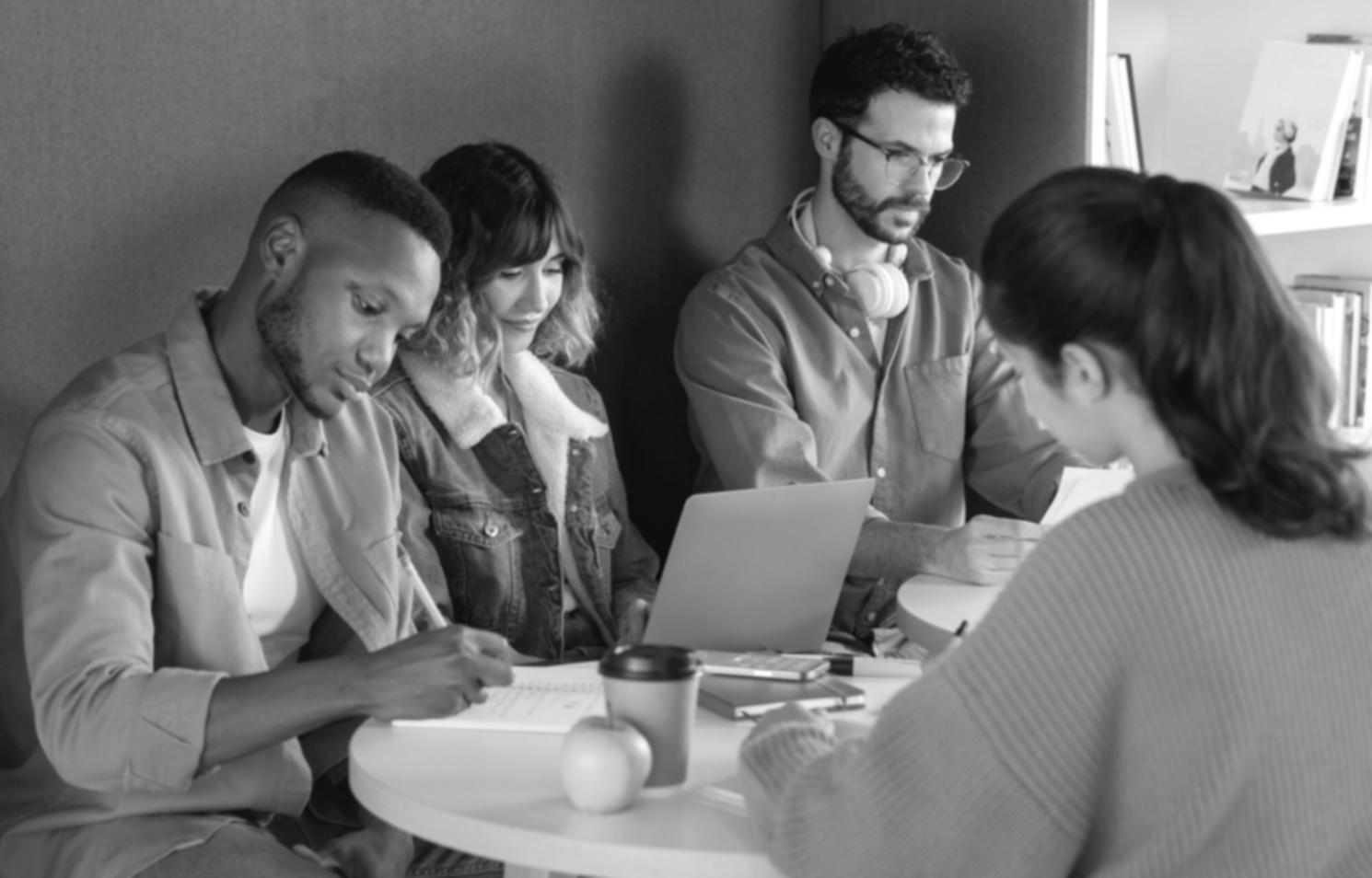 Finanzberatung Arbeitsplatz mit Dokumenten und Laptop
