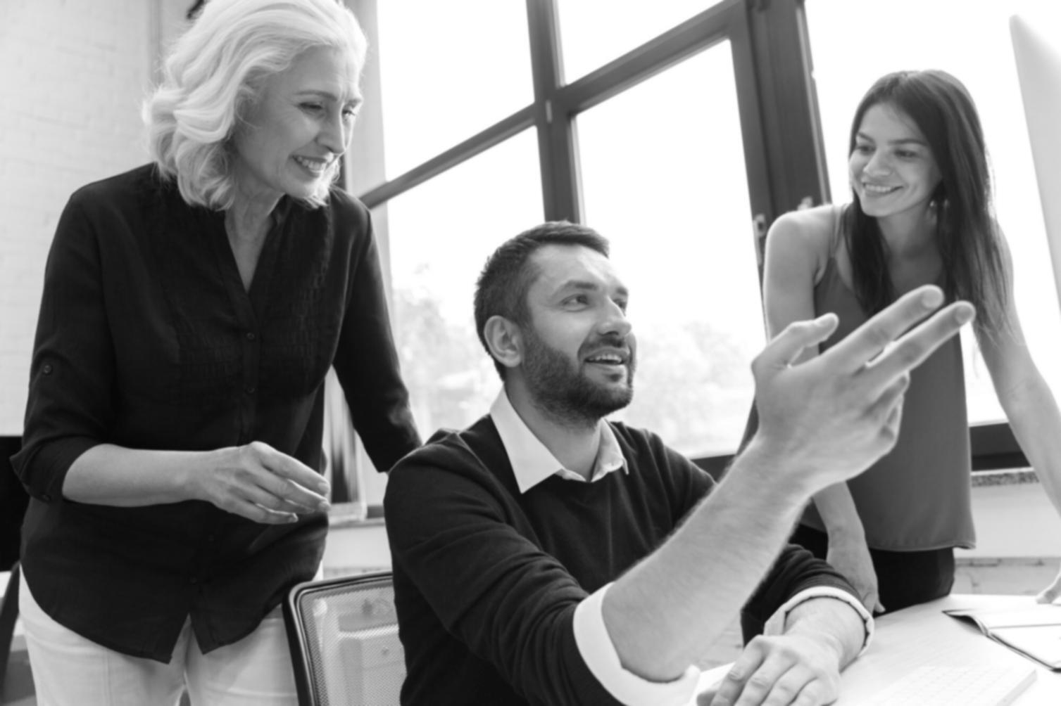 Professionelle Finanzanalyse und Budgetplanung im modernen Büroumfeld