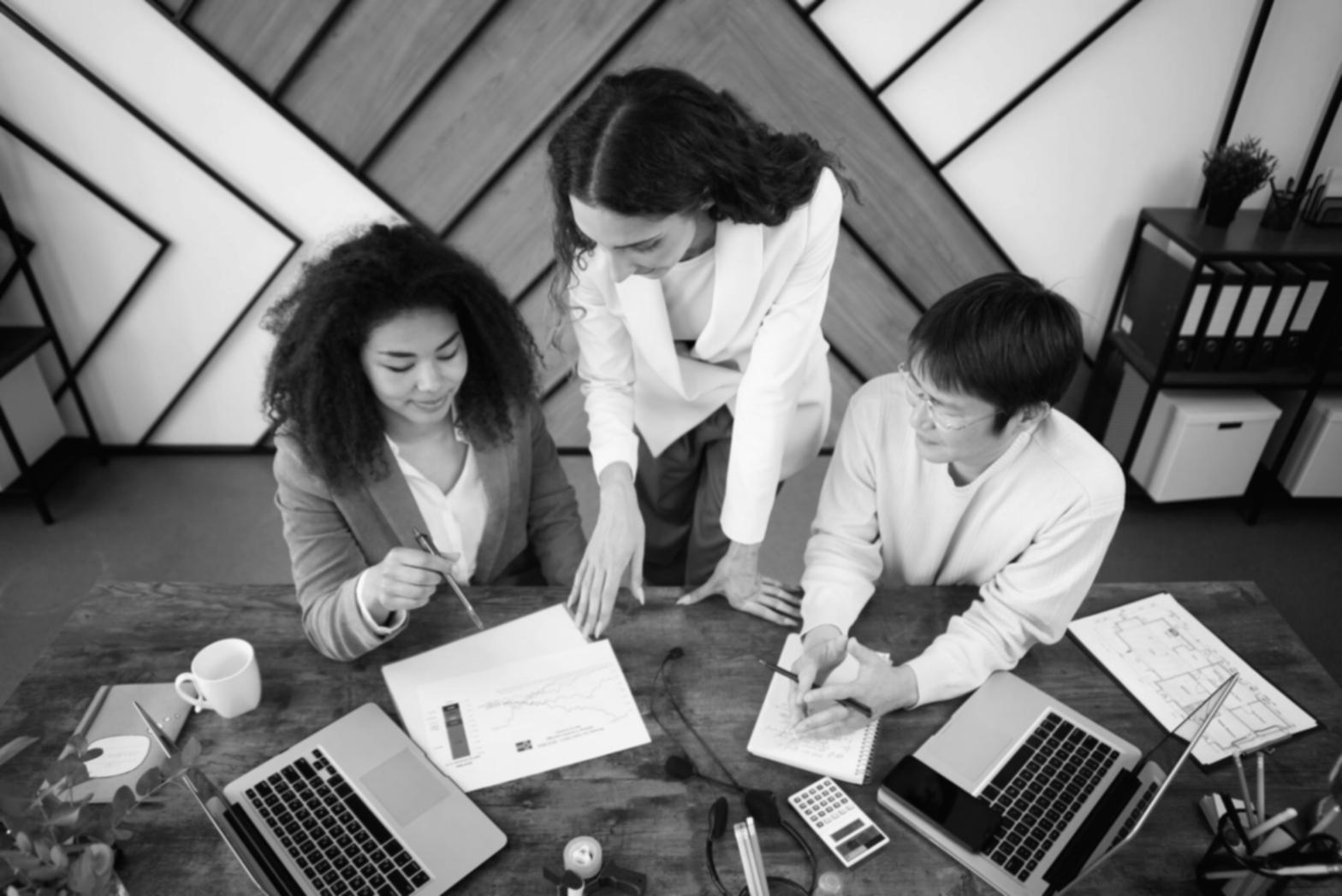 Professionelle Finanzanalyse und Budget-Benchmarking in modernem Büroumfeld